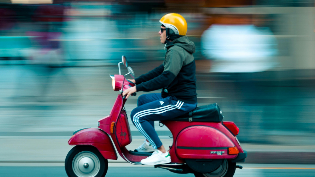 La Justicia del Trabajo rechazó una acción de daños y perjuicios impulsada por el empleado de un local de comidas, quien sufrió un accidente in itinere cuando volvía a su hogar en motocicleta.