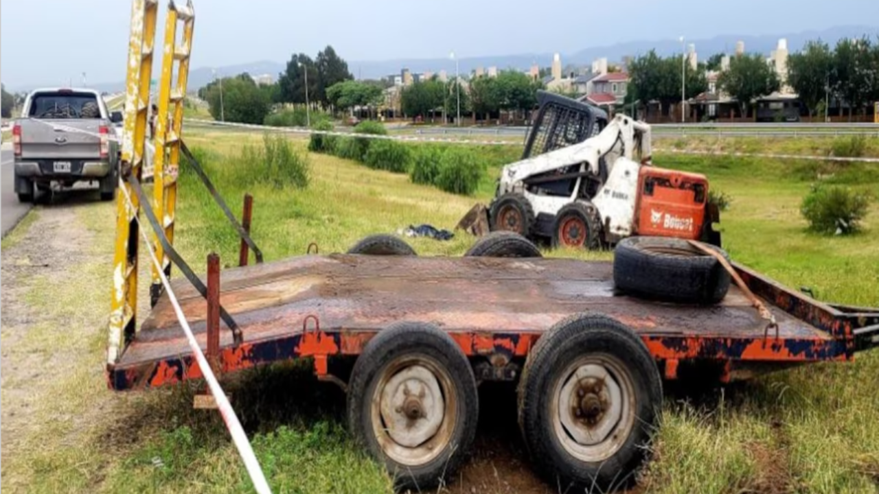 La víctima de 27 años se encontraba en la banquina esperando a que otro vehículo lo buscara cuando se produjo el trágico accidente...