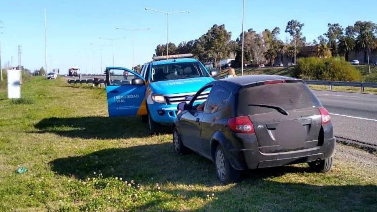 Ayer, en un operativo anti picadas, la Agencia Nacional de Seguridad Vial, detectó y le suspendió la licencia a un conductor que circulaba en contramano...