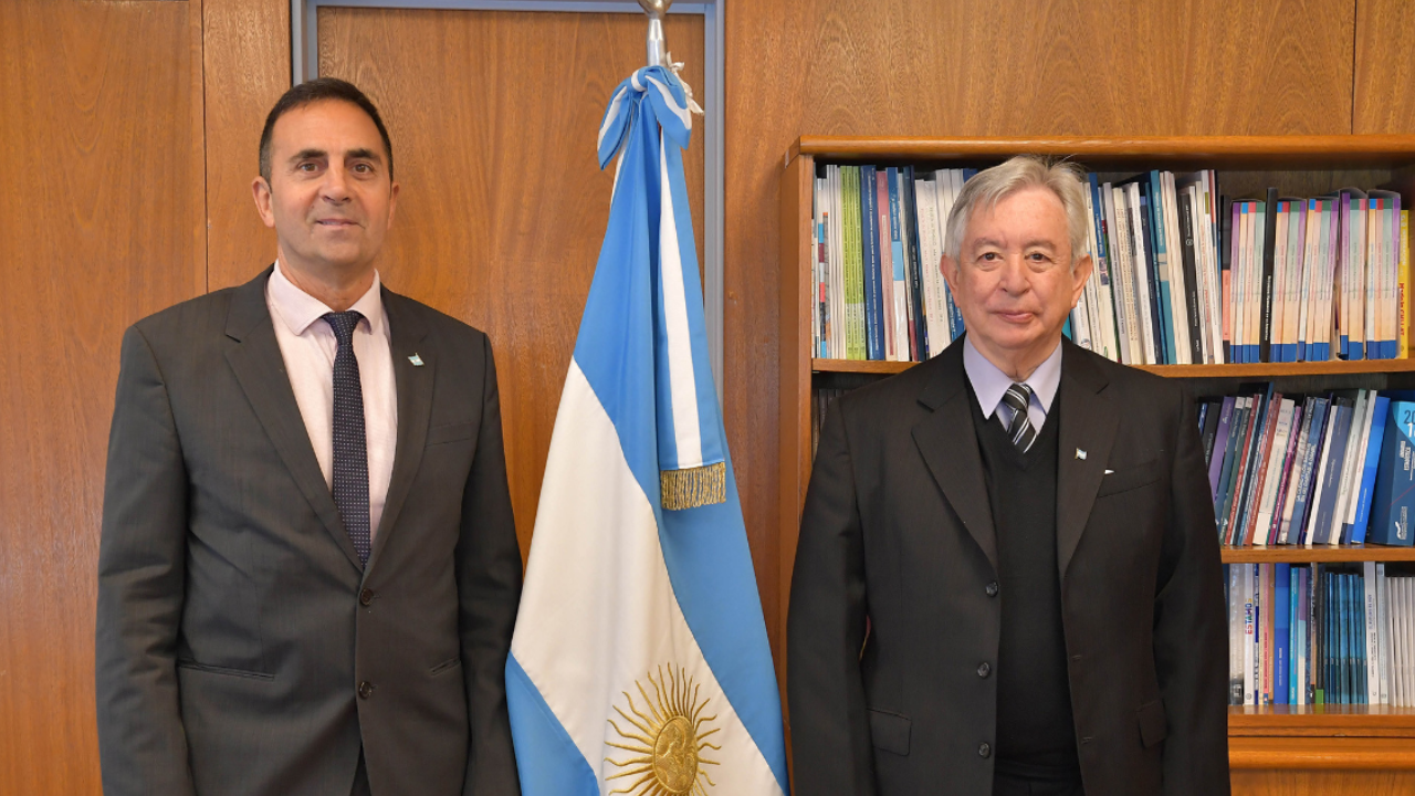 El superintendente de Riesgos del Trabajo, Gustavo Morón, acompañado por el gerente general del organismo, dialogaron con el titular de la cartera de Trabajo, Julio Cordero.