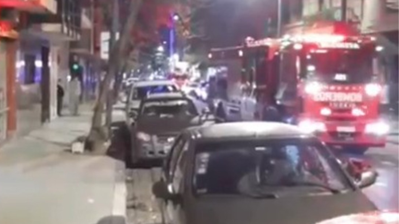 El fuego se desató en un departamento ubicado en Scalabrini Ortiz 2342, entre las calles Güemes y Charcas. Se generó un importante despliegue de equipos de emergencia.