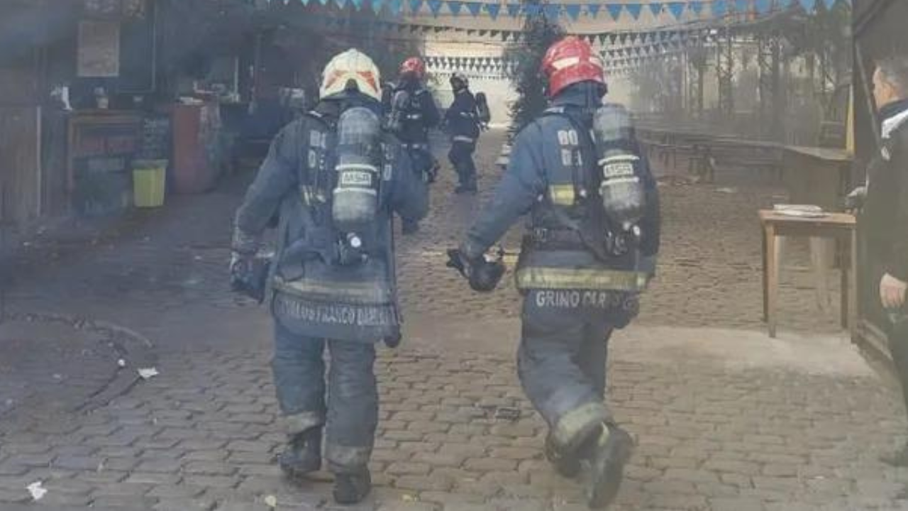 Dos trabajadores de un local de comida tuvieron que ser trasladados por el SAME por inhalación de humo...