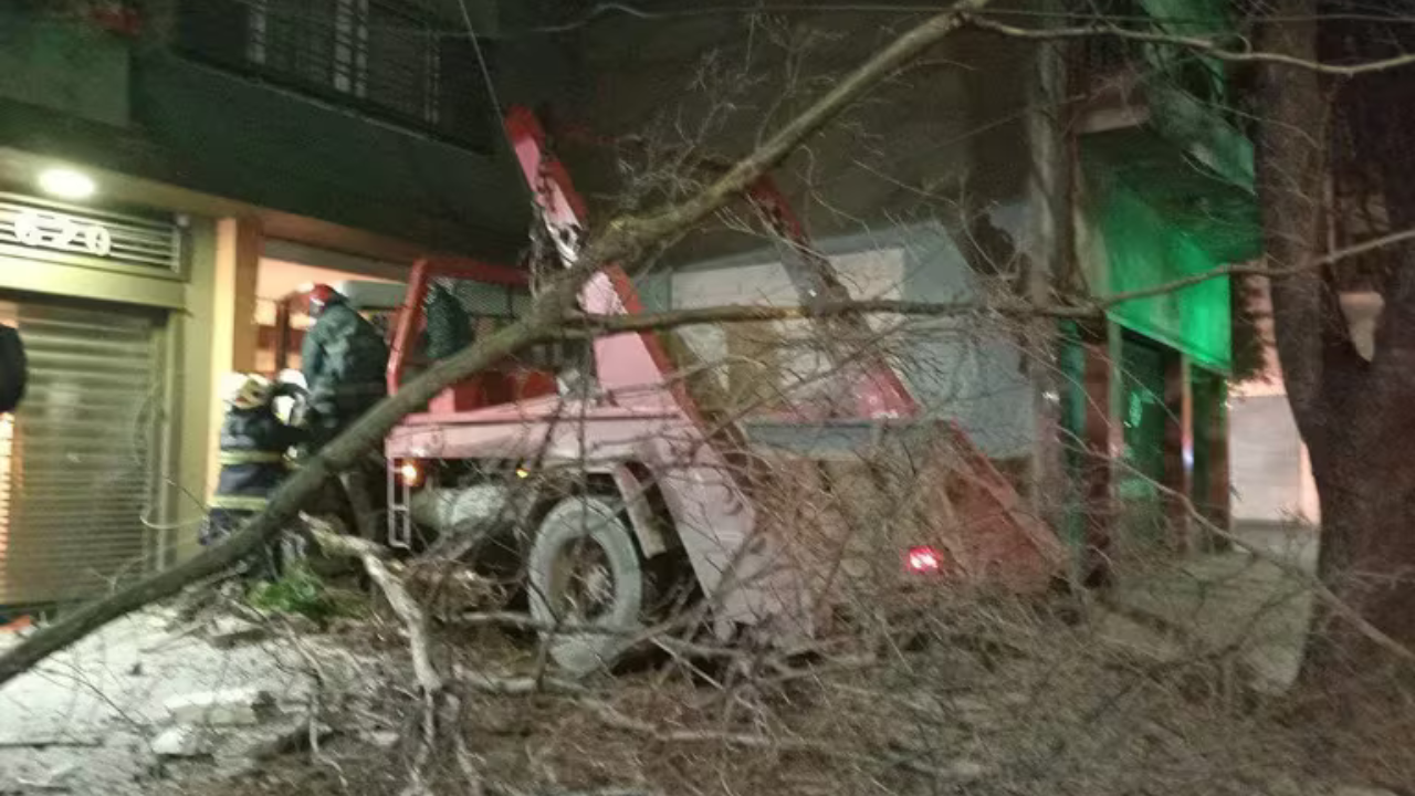 Tras el siniestro, robaron pertenencias de uno de los vehículos chocados. Dos personas resultaron heridas