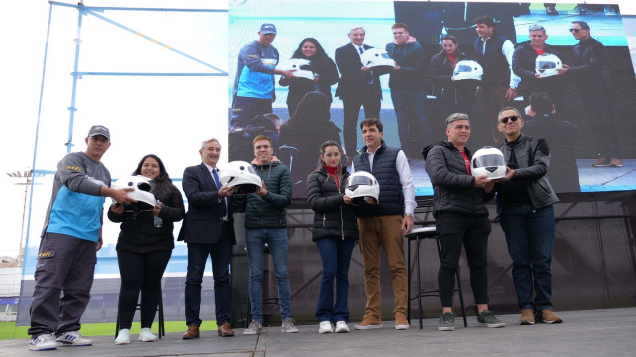 En el Día de la Seguridad Vial, 3 mil motociclistas de Santiago del Estero fueron capacitados y recibieron un casco homologado...