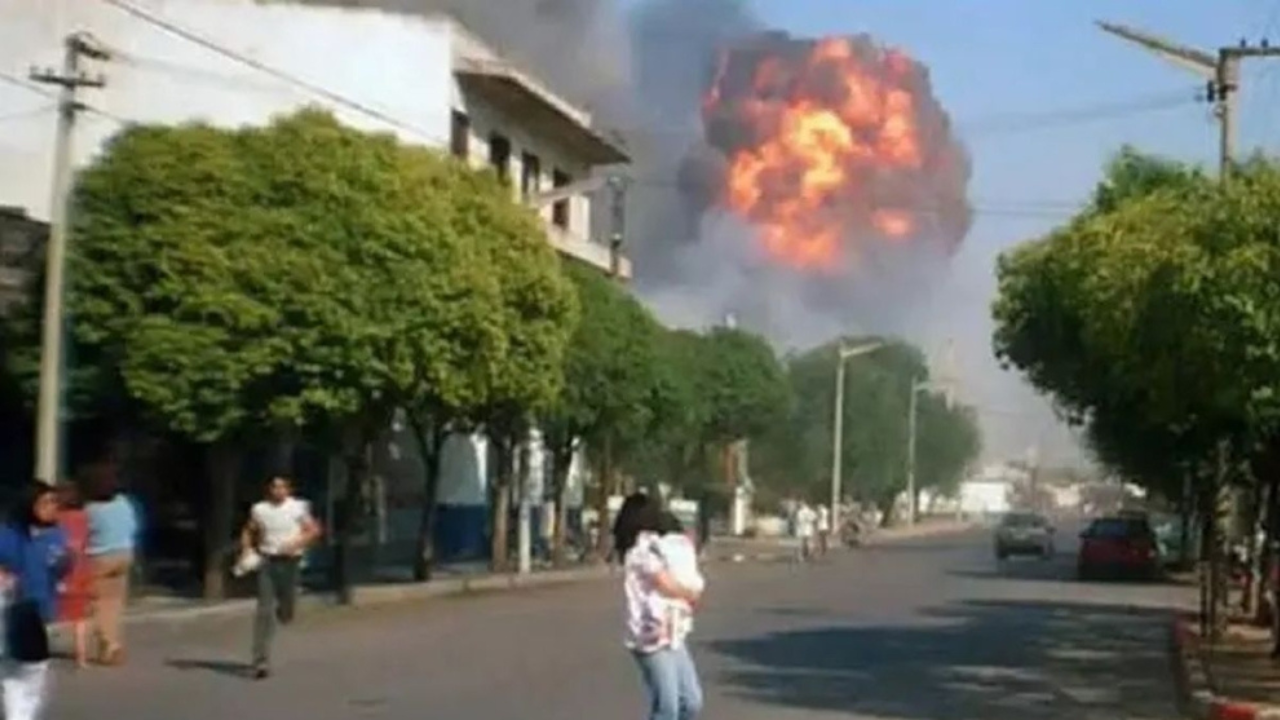 El hombre tiene el 35% del cuerpo quemado y afectado por el impacto de las municiones. Así se vio la tremenda detonación en el establecimiento.