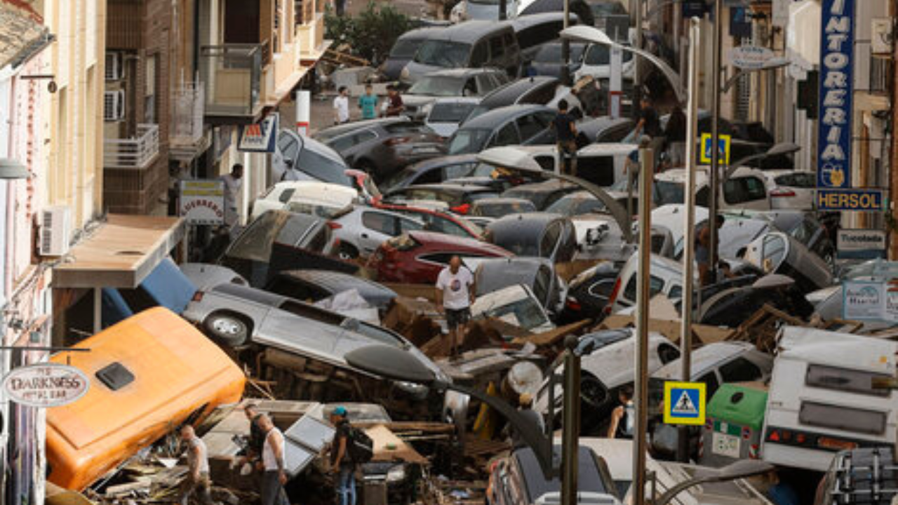 "Creció tan rápido el caudal en la autopista que a la gente no le dio tiempo a salir: se subían al techo de los coches desesperados", dijo un testigo.