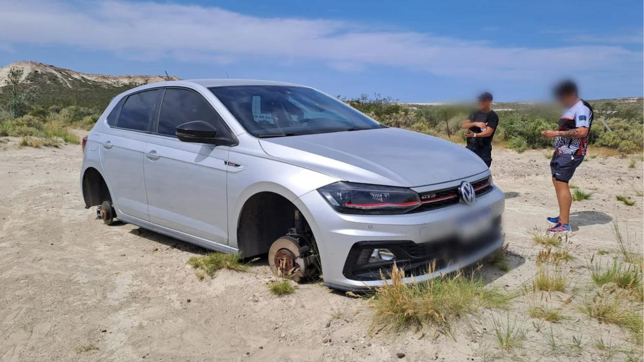 Sucedió a la vera de la Ruta 3. Dejó el vehículo estacionado a campo abierto y, en menos de una hora, lo desarmaron.