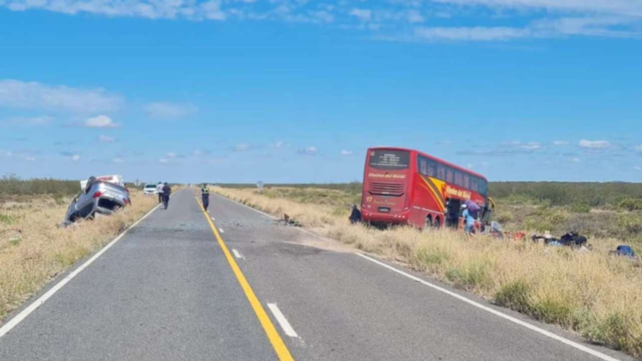 El hecho ocurrió en la ruta 152. El colectivo de larga distancia trasladaba trabajadores golondrinas de Tucumán a Río Negro por la temporada.