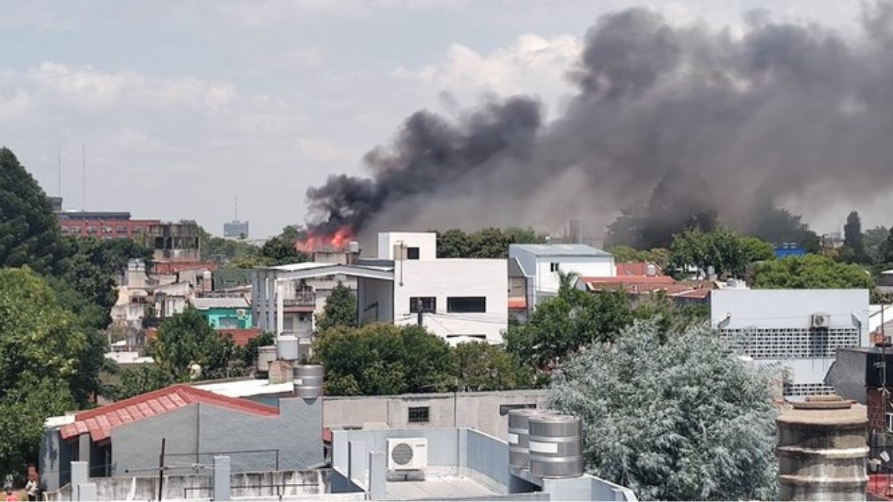 El hecho ocurrió en la tarde de este viernes en el límite entre las localidades de Munro y Florida Oeste. Varias dotaciones trabajaron en el lugar para controlar las llamas.