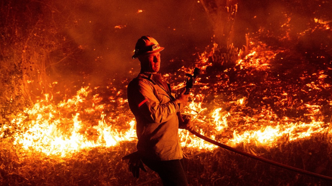 Comenzó en una zona agrícola y se extendió a zonas muy pobladas por efecto de los vientos. Arden grandes casas y reportan varios heridos que debieron ser trasladados a hospitales de la zona.