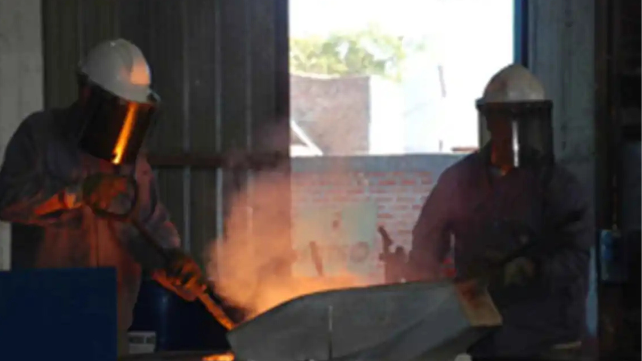 La explosión ocurrió pasadas las 8. Un hombre de 62 años resultó gravemente quemado y fue trasladado a la clínica Central junto a otros cinco operarios.