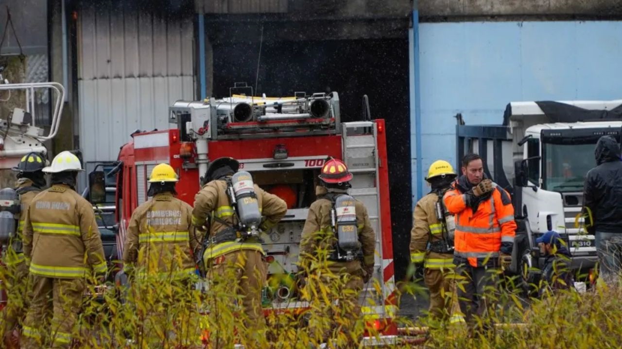 Detalles de las cinco horas de combate contra el fuego en Bariloche: el uso de espuma química por el peligro de los combustibles y el riesgo eléctrico que limitó el uso de camiones de altura.
