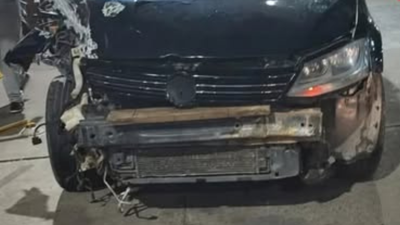 Un siniestro vial se registró en la madrugada de este viernes en la calle Sarmiento de San Salvador de Jujuy cuando un Volkswagen Vento que circulaba a alta velocidad colisionó contra un vehículo estacionado.