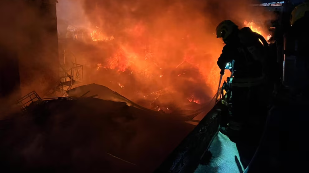 Los vecinos contaron que escucharon una explosión y rápidamente se propagó el fuego. Cinco dotaciones de bomberos trabajaron en el lugar.