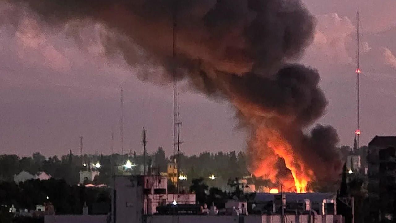 Las llamas se iniciaron en un galpón de calles Belgrano y Dorrego, afectando también a propiedades aledañas. Varias dotaciones de bomberos trabajaron en el lugar.