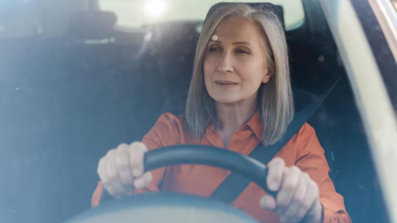 Las mujeres son titulares del 30,7% de los coches. Ellas son más propensas a incluir coberturas voluntarias en su seguro del automóvil que los varones.