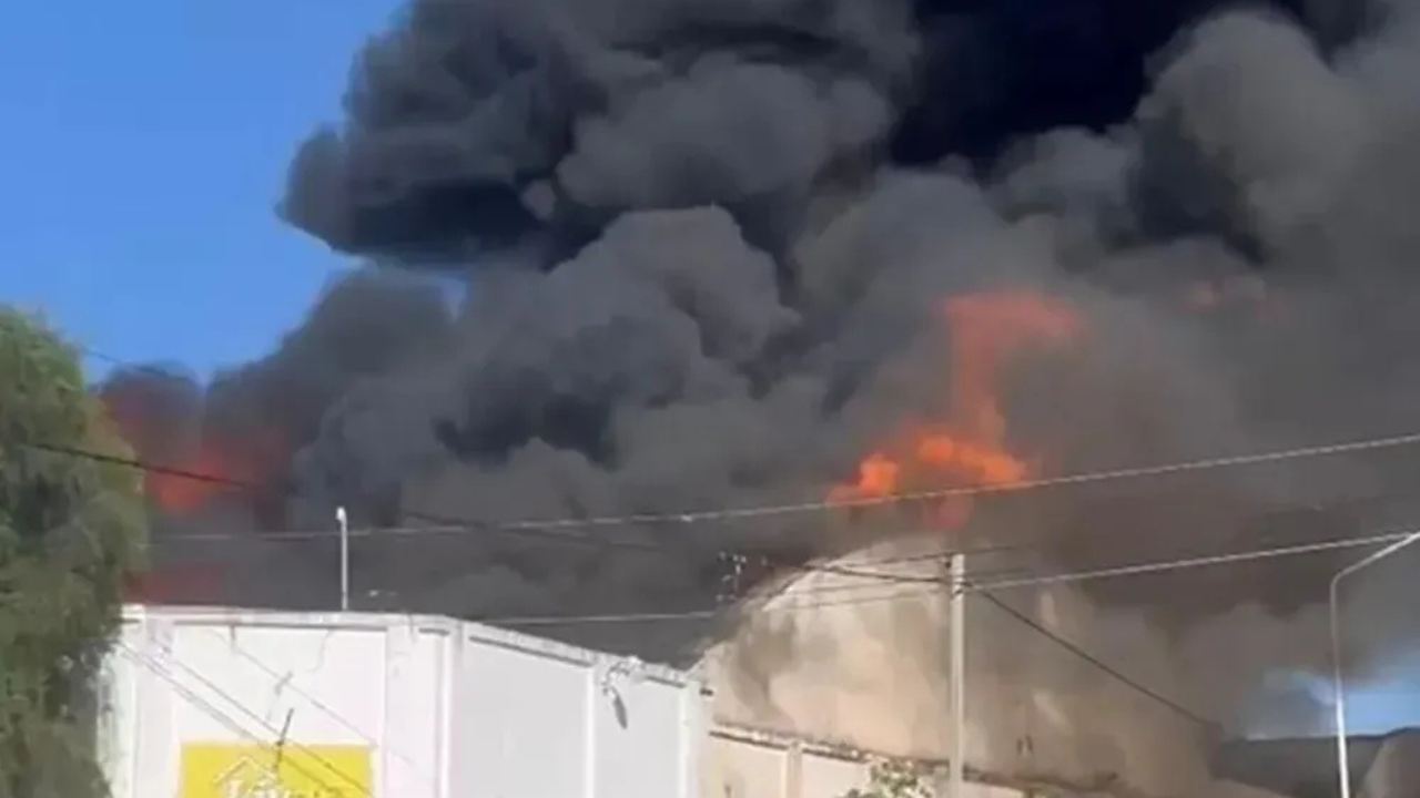 Un depósito de 1.800 metros cuadrados con muebles y electrodomésticos valuados en 700 millones de pesos fue arrasado por las llamas el martes a la tarde en la ciudad de Recreo, departamento La Paz.