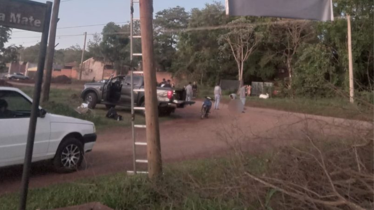 El trabajador, de 40 años, realizaba tareas de tendido cuando accidentalmente tomó contacto con un cable de alta tensión. Sufrió quemaduras en el 45% del cuerpo y fue trasladado al Hospital SAMIC de Eldorado. El hecho provocó un corte de energía en la zona.