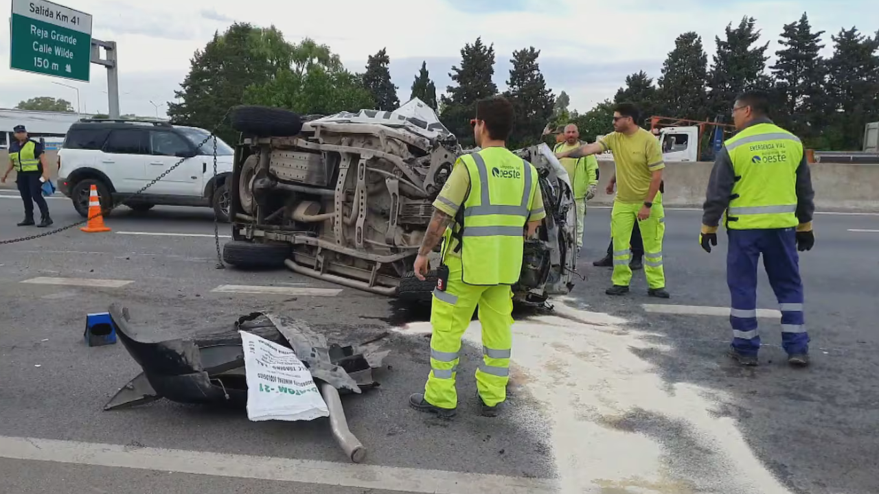 El accidente ocurrió en el kilómetro 42, sentido a Luján. Los peritos trabajan en el lugar para establecer las causas de la colisión.