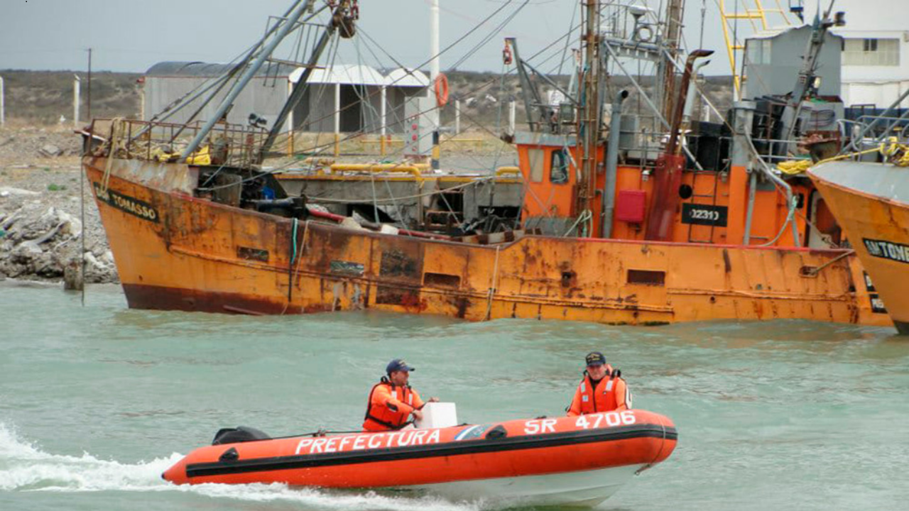 Se trata del barco pesquero Don Tomasso, perteneciente a la "flota amarilla", la embarcación estaba dedicada a la captura de langostino y enfrentaba el fuerte oleaje provocado por el viento cuando zozobró sobre uno de sus laterales, provocando la muerte de uno de sus tripulantes.