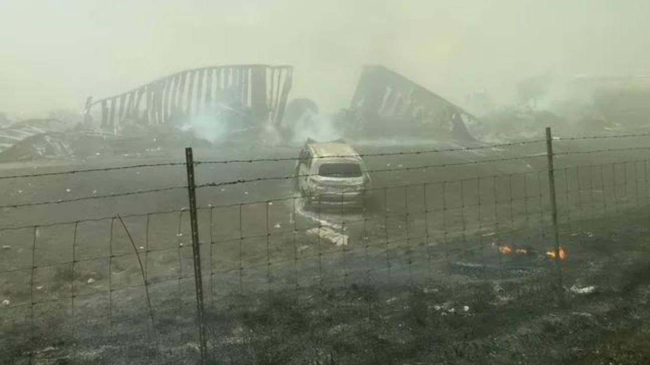 Los autos chocaron a lo largo de unos tres kilómetros y en ambos costados de la carretera, cerca de la ciudad de Farmersville.