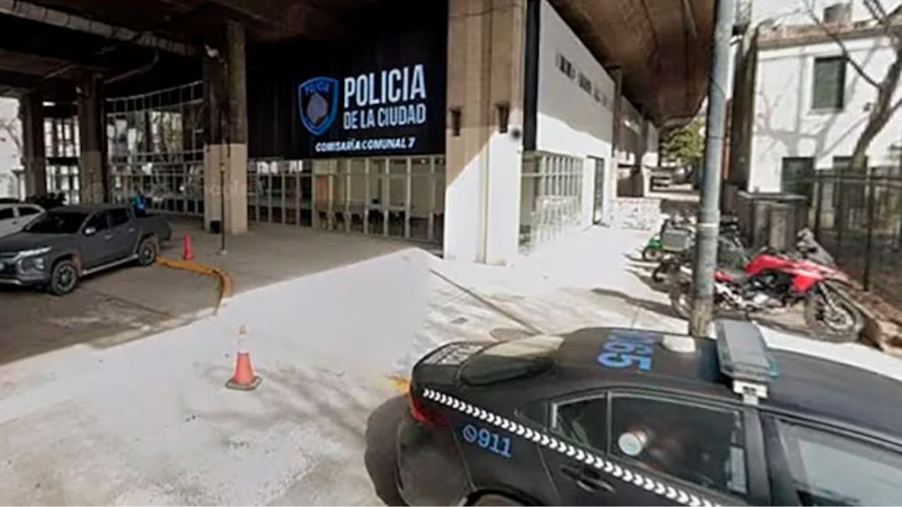 Tras embestir un cartel, el camionero no frenó y continuó su camino. Pocos minutos después fue interceptado por efectivos porteños a la altura de Boedo, y quedó demorado.
