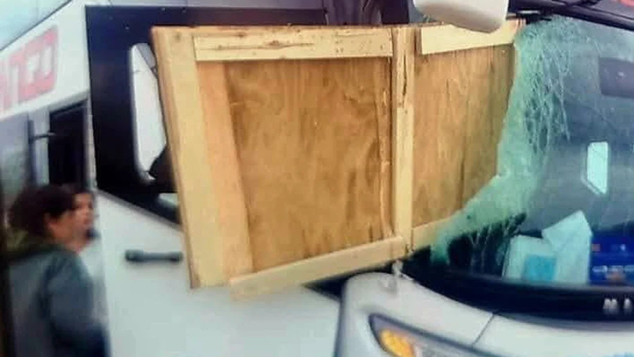 El increíble accidente fue en la tarde de este martes sobre ruta nacional 38, ante de llegar Punta de Los Llanos. Solo hubo daños materiales.