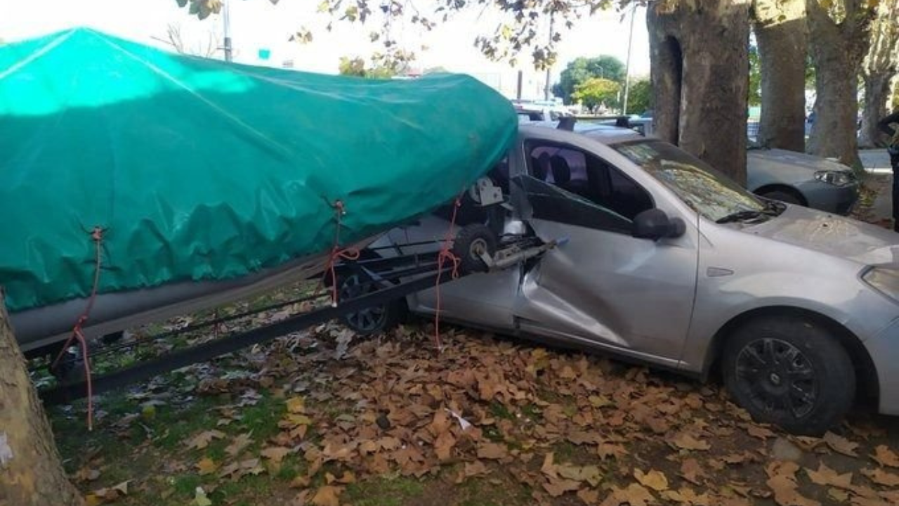 El incidente no provocó heridos graves de milagro y el estruendo por el choque sorprendió a los vecinos de la zona...