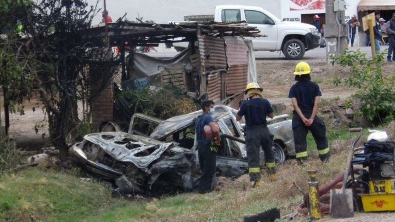 Una camioneta explotó luego de chocar de frente contra un camión, donde las víctimas murieron calcinadas.Una mujer de 55 años y una niña de 7 se encuentran internadas. La víctima fatal de 25 años estaba embarazada.