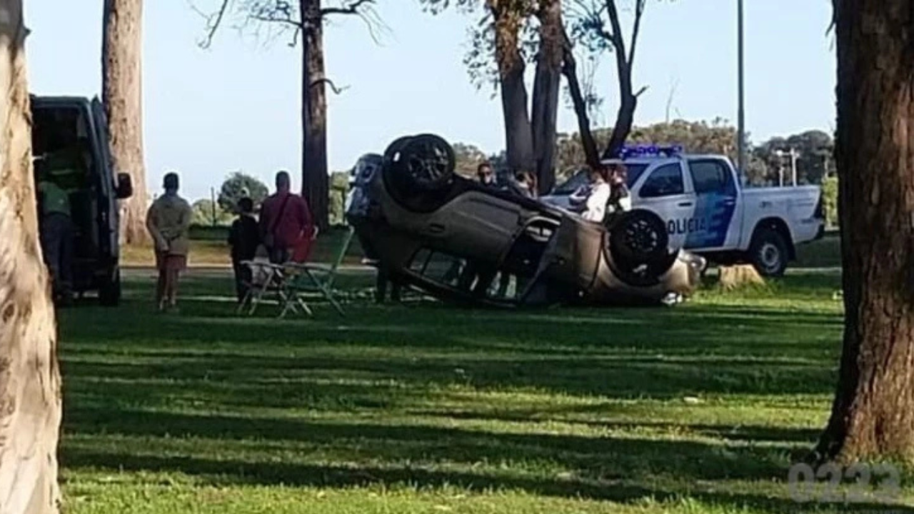 La imprudente conductora terminó herida y tuvo que ser trasladada al hospital. Cómo fueron los hechos.