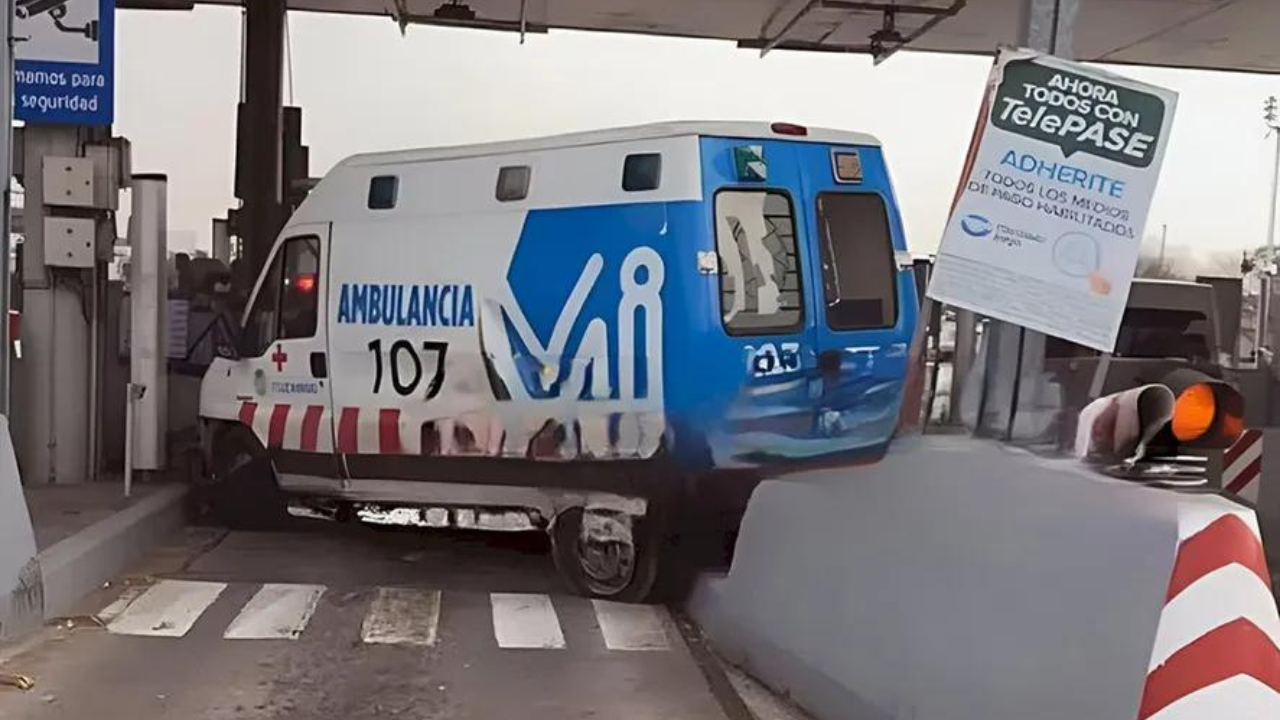 El trágico hecho sucedió el viernes pasado en horas de la tarde, cuando una ambulancia de la Municipalidad de Ituzaingó chocó contra el peaje.