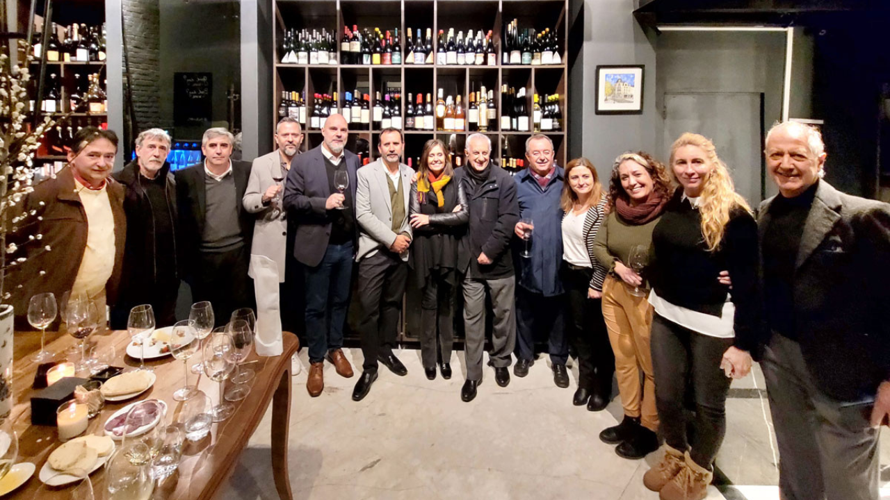 El encuentro tuvo lugar en Pupe Wein almacén de vinos y contó con la presencia de autoridades y los máximos referentes de la prensa especializada sectorial.