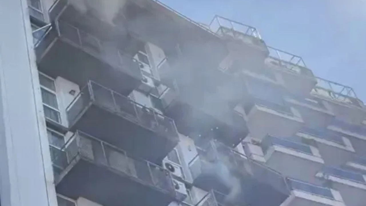 Varias dotaciones de Bomberos de la Ciudad y personal del SAME trabajaron en el lugar para asistir a los damnificados. Dos personas tuvieron que ser trasladadas.