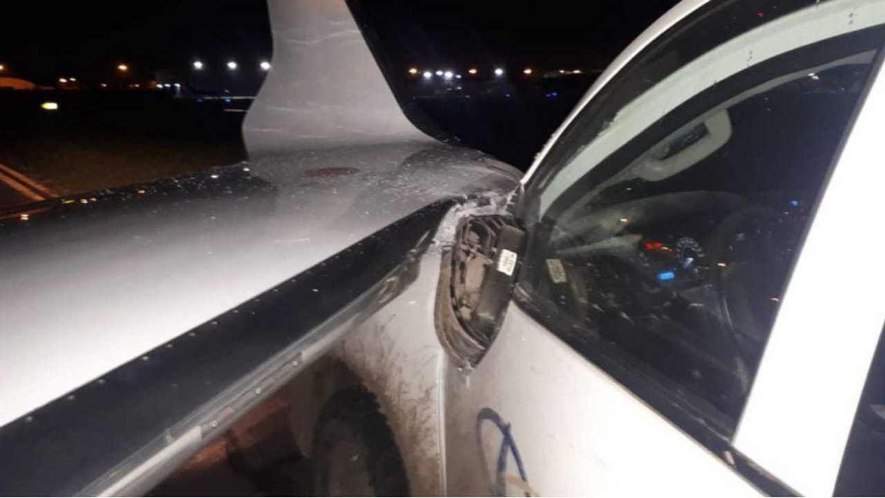 La aeronave era transportada hasta su hangar por un tractor por una calle interna cuando fue colisionada por una camioneta del aeropuerto. No hubo heridos.