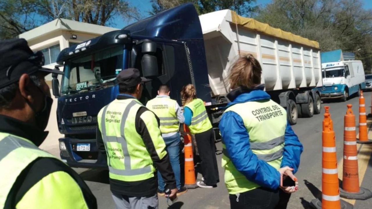 La delegación de La Pampa de la Comisión Nacional de Regulación del Transporte (CNRT), junto a la Policía provincial, retuvo un camión marca Volvo que transportaba cargas peligrosas porque su conductor no pasó el control de alcoholemia realizado con una graduación de 1.51.