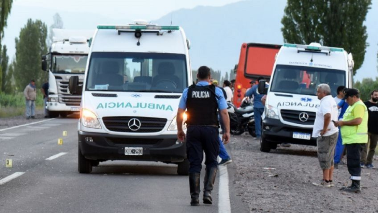 Sucedió en la mañana de este sábado, en el departamento de Santa Rosa. La víctima, que manejaba con una graduación superior a los 2 gramos del alcohol en sangre, llevaba en el camión telas antigranizo.