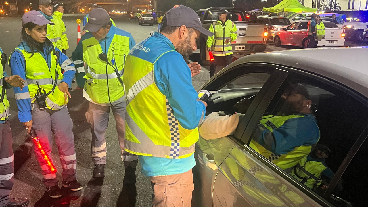 En Acceso Oeste, dos conductores registraron 2,38 y 2,11 g/l de alcohol en sangre. En Misiones, Salta y Mendoza, otros tres conductores arrojaron 2,78, 1,95 y 1,69 g/l.