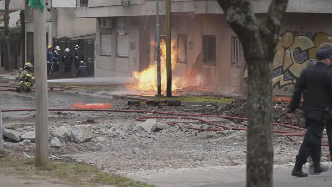 El impresionante accidente ocurrió este jueves en Reconquista y Profesor Aguer. En el lugar trabajan los bomberos y personal de Defensa Civil.