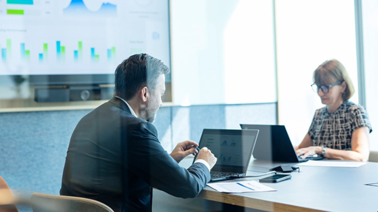 La inteligencia artificial abre grandes oportunidades de negocio para las compañías de seguros, pero también podría convertirse en una gran amenaza. Preocupan especialmente los riesgos derivados de un mal uso o de una gobernanza defectuosa de la IA, que gana peso en el ranking de riesgos.