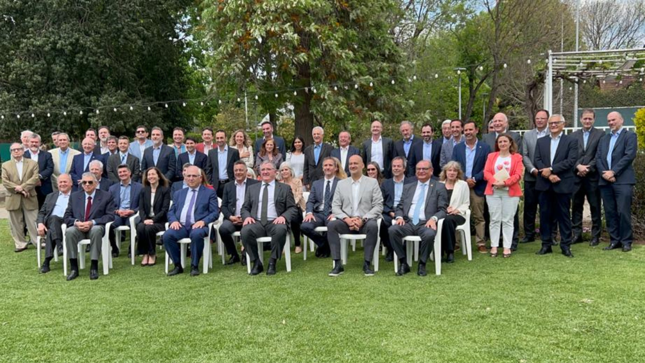 Finalizada la asamblea, los socios de ADIRA, compartieron una charla del analista político y consultor en opinión pública, Jorge Giacobbe sobre el “Clima social y político” a 2 semanas de las elecciones generales.