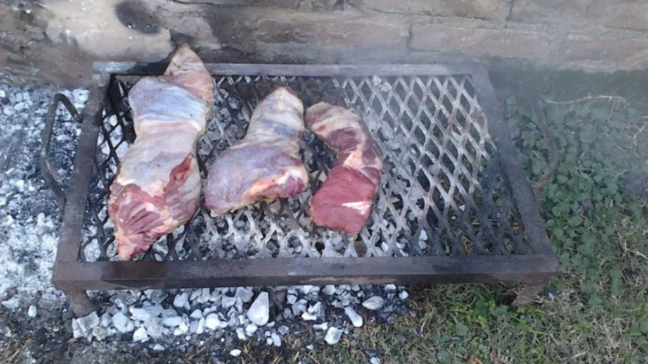 Un caso insólito se dio en un predio de Maipú el domingo durante la madrugada cuando un asado se convirtió en incendio y provocó severos daños a terceros.