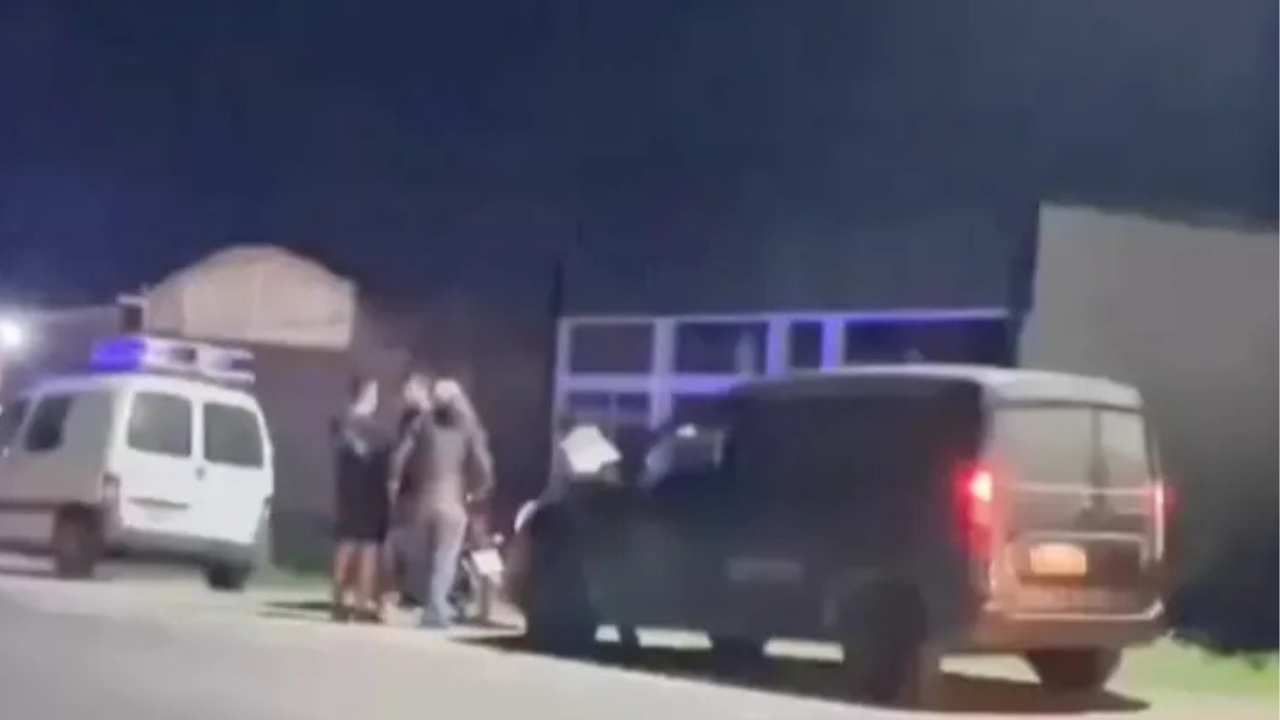 El martes pasado, alrededor de las 19:50, se produjo un trágico accidente de trabajo en un galpón en construcción ubicado en Ruta Provincial N°27 y Avenida Alfonsín, en la localidad de Santa Lucía. Dos obreros murieron electrocutados cuando realizaban tareas de mantenimiento en las canaletas.