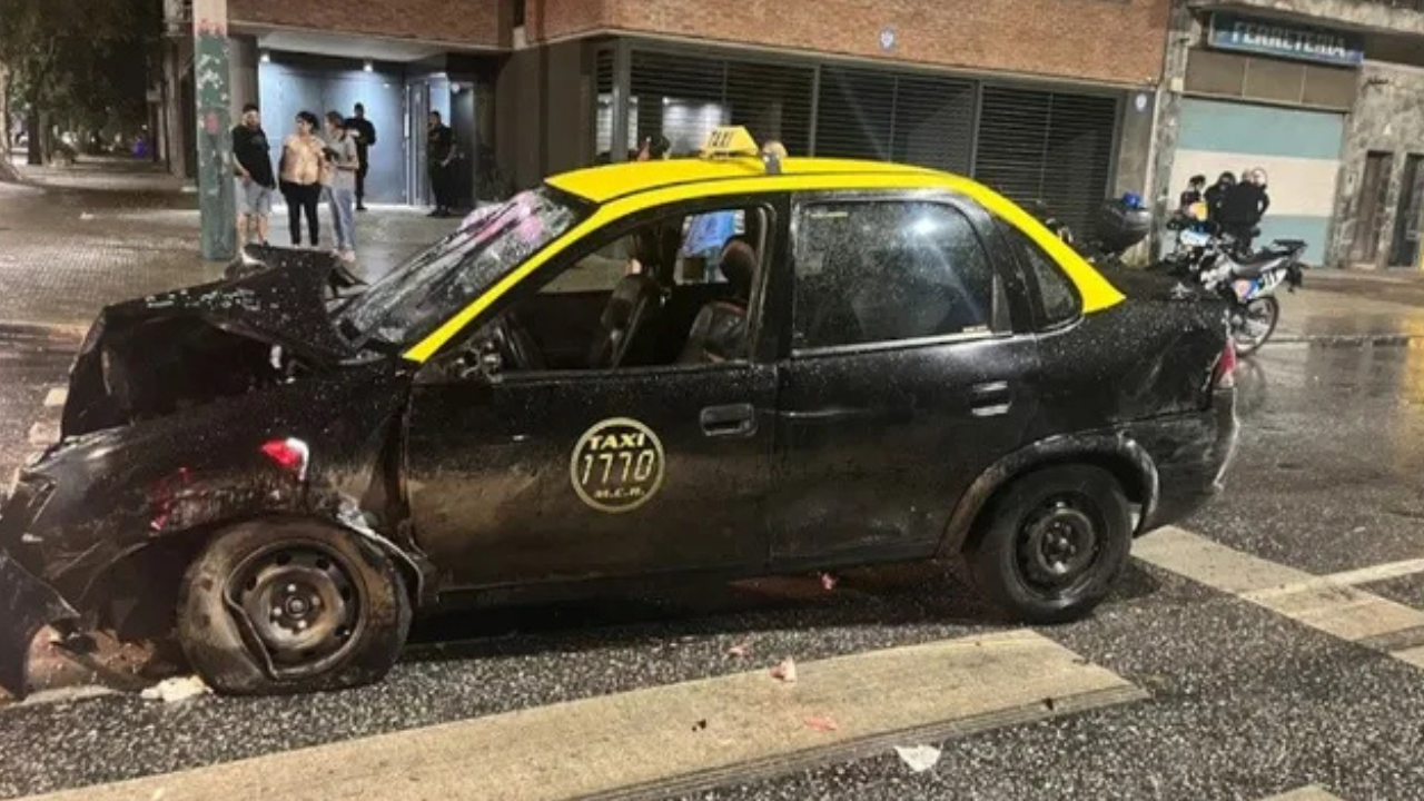 Madrugada de alta tensión tras una disputa entre chofer y ladrón. Tres autos sufrieron daños colaterales y ocho personas resultaron víctimas de la colisión.