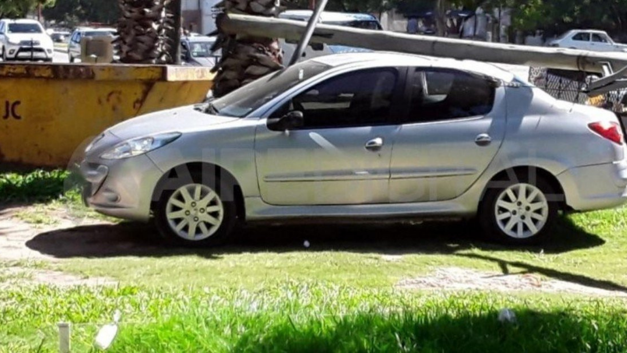 El auto le salvó la vida al obrero, que cayó desde una altura de 4 metros. “Mañana lo entregaba, ahora quiero ver quién se hace responsable”, dijo el dueño del coche...