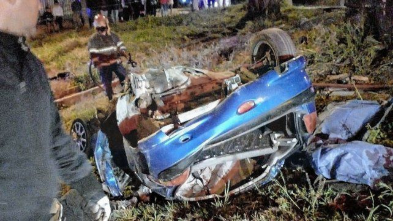 Un auto derrapó y volcó en calle Larramendi y de los cinco ocupantes, tres perdieron a vida. El choque ocurrió en la noche del martes.