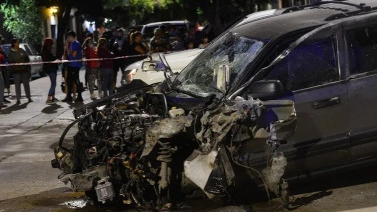 El conductor iba a casi 200 kilómetros por hora cuando impactó a los vehículos. Luego intentó escapar, pero los vecinos lo detuvieron.