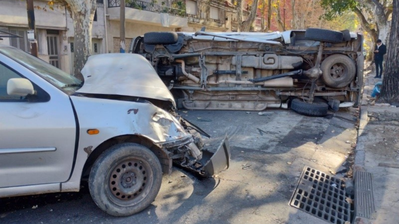 Sucedió en Tucumán y San Nicolás. El conductor de un Polo gris cruzó la esquina con cartel de Pare sin frenar por problemas de embrague pero señaló que una Ford Ranger circulaba muy rápido...