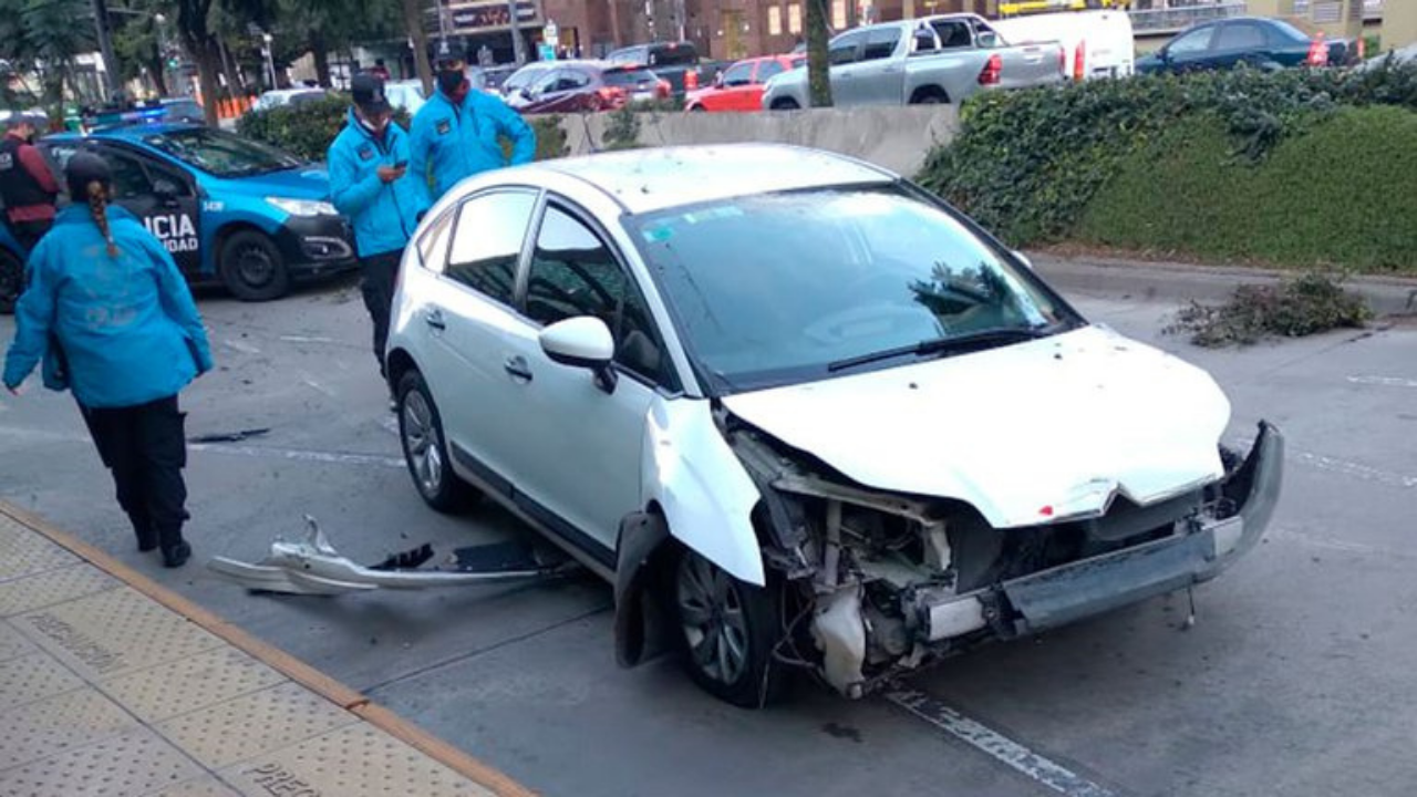 Ocurrió el martes por la mañana a dos cuadras del Obelisco y la secuencia fue registrada por las cámaras de seguridad. El conductor, que debió ser asistido por el SAME...