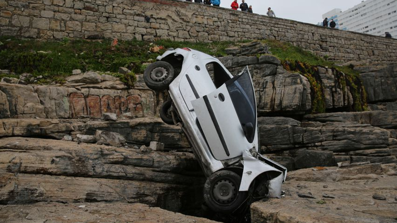 El aparatoso accidente tuvo lugar en Playa Chica y la mujer, producto del impacto contra las rocas, sufrió heridas leves y fue rescatada por los bomberos.