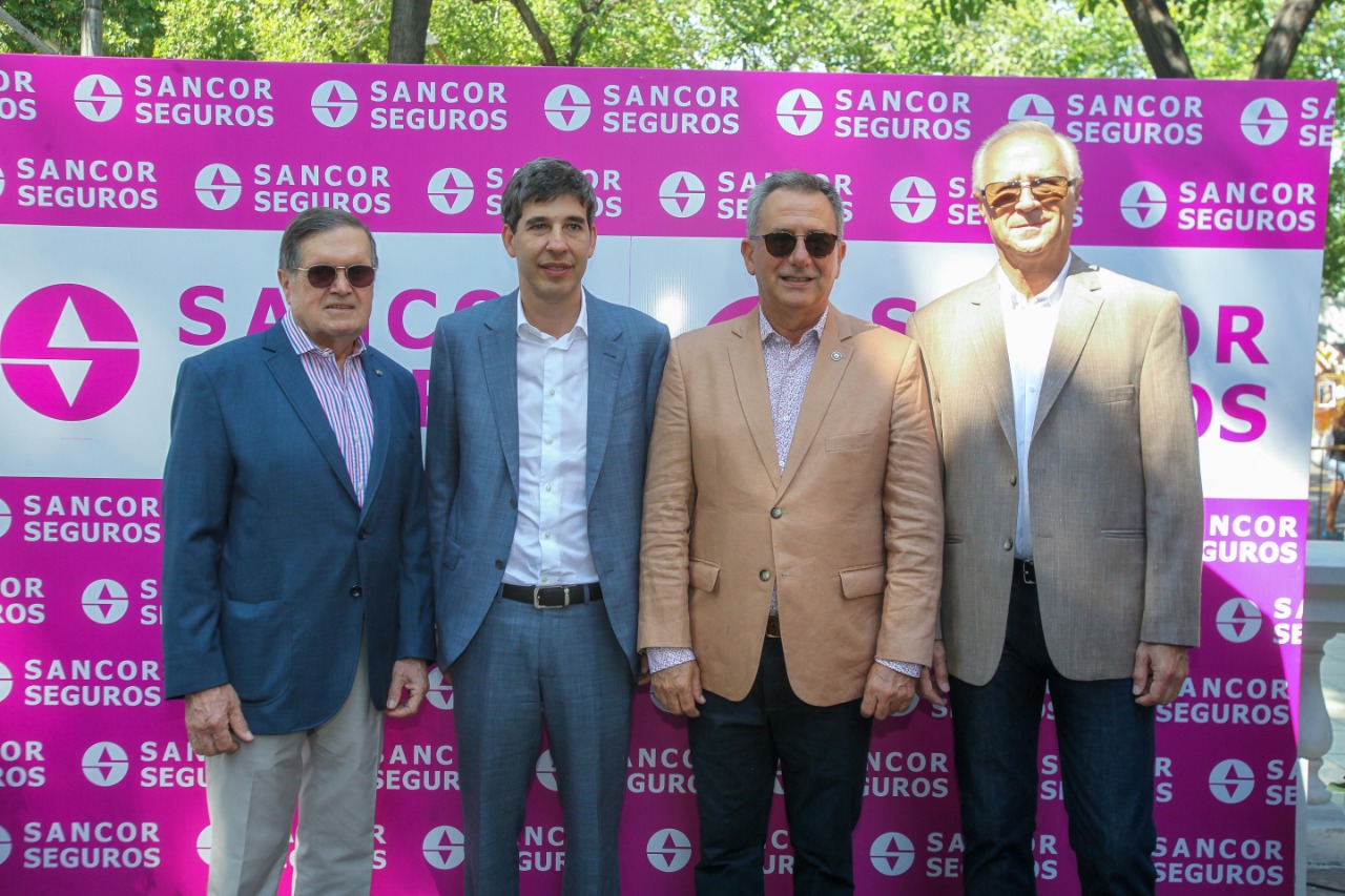 Como desde hace 23 años consecutivos, Sancor Seguros organizó la Serenata a las Reinas en
Mendoza junto al Park Hyatt Hotel. Durante el evento, que contó con la presencia de clientes de la
zona, personalidades destacadas e invitados especiales, se rindió homenaje a las reinas
departamentales, quienes luego compitieron por la corona de Reina Nacional de la Vendimia
2020.